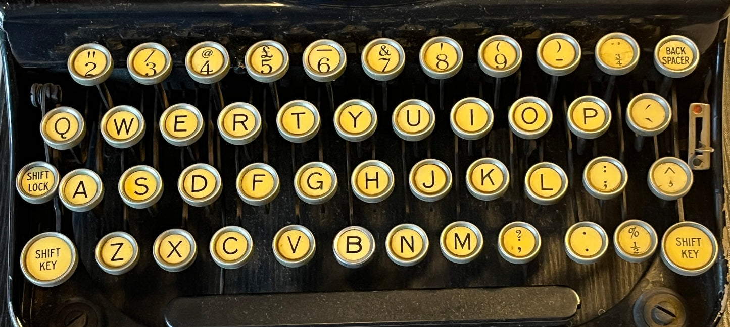 Rare Vintage 1920 Remington Portable Typewriter comes with its' Case. Case in good condition, unfortunately handle missing It has a unique method of raising the typebars to a printing position by means of a lever on the right side of the typewriter. Very good overall condition but please remember, buying vintage means it has been pre-loved so wear is in-keeping with age. If you would like more details, please do not hesitate to get into contact with us.